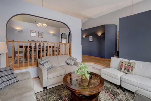 232 Hampshire Place Nw, Calgary, AB - Indoor Photo Showing Living Room
