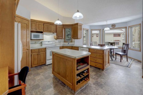 232 Hampshire Place Nw, Calgary, AB - Indoor Photo Showing Kitchen