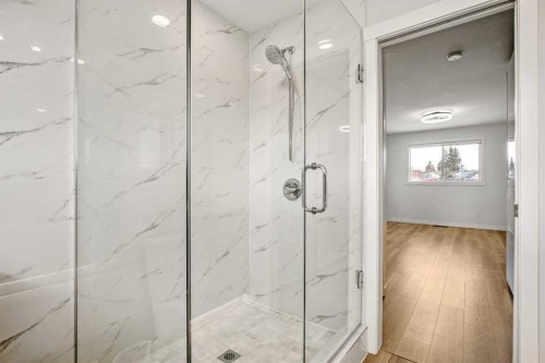 636 Arlington Drive Se, Calgary, AB - Indoor Photo Showing Bathroom