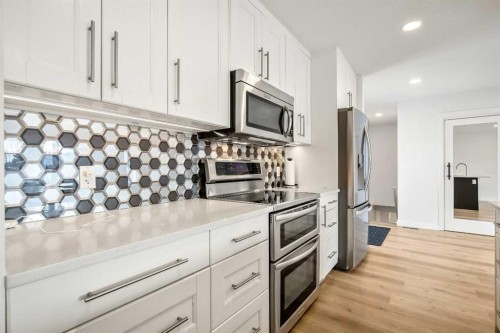 636 Arlington Drive Se, Calgary, AB - Indoor Photo Showing Kitchen With Upgraded Kitchen