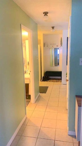 726 5A Street Nw, Calgary, AB - Indoor Photo Showing Other Room