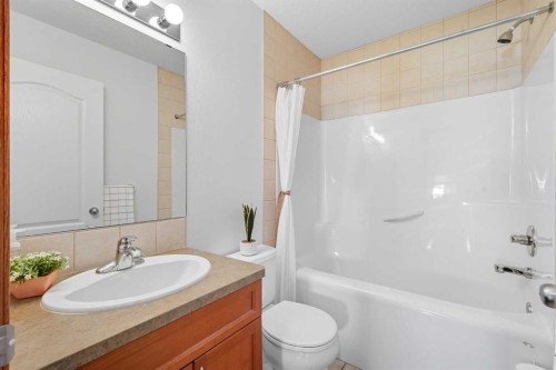 79 Hillcrest Boulevard, Strathmore, AB - Indoor Photo Showing Bathroom