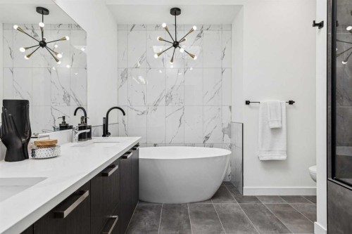 1765 7 Avenue Nw, Calgary, AB - Indoor Photo Showing Bathroom