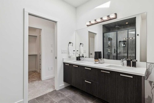 1765 7 Avenue Nw, Calgary, AB - Indoor Photo Showing Bathroom