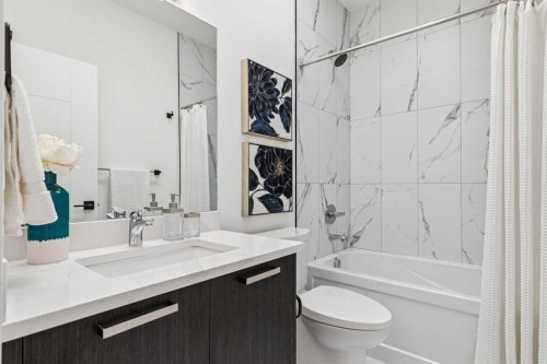 1765 7 Avenue Nw, Calgary, AB - Indoor Photo Showing Bathroom