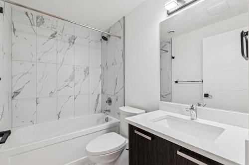 1765 7 Avenue Nw, Calgary, AB - Indoor Photo Showing Bathroom