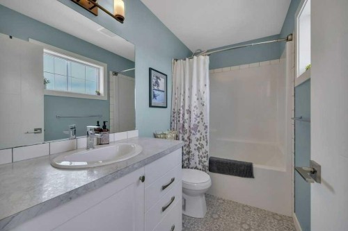 57 Hampton Crescent, Sylvan Lake, AB - Indoor Photo Showing Bathroom