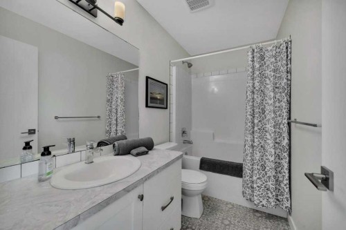 57 Hampton Crescent, Sylvan Lake, AB - Indoor Photo Showing Bathroom