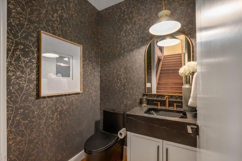 727 15 Street Nw, Calgary, AB - Indoor Photo Showing Bathroom