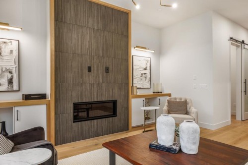 727 15 Street Nw, Calgary, AB - Indoor Photo Showing Living Room With Fireplace