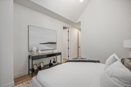 727 15 Street Nw, Calgary, AB - Indoor Photo Showing Bedroom