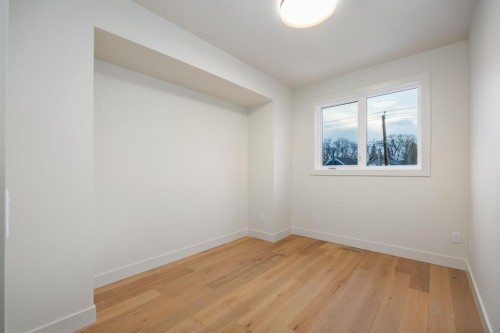 727 15 Street Nw, Calgary, AB - Indoor Photo Showing Other Room
