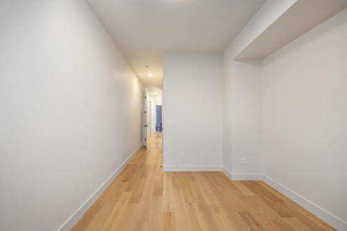 727 15 Street Nw, Calgary, AB - Indoor Photo Showing Other Room