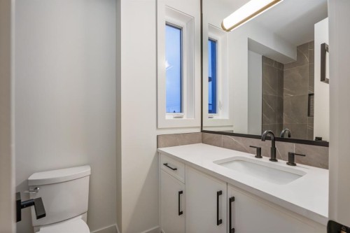 727 15 Street Nw, Calgary, AB - Indoor Photo Showing Bathroom