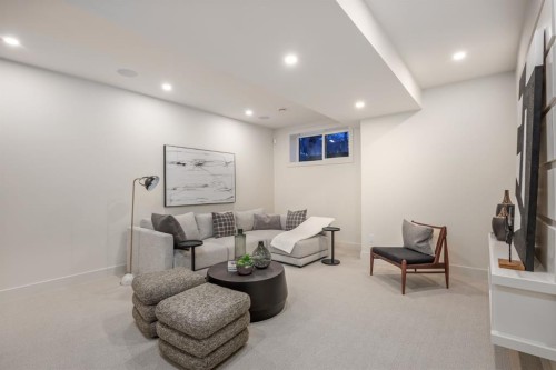 727 15 Street Nw, Calgary, AB - Indoor Photo Showing Other Room