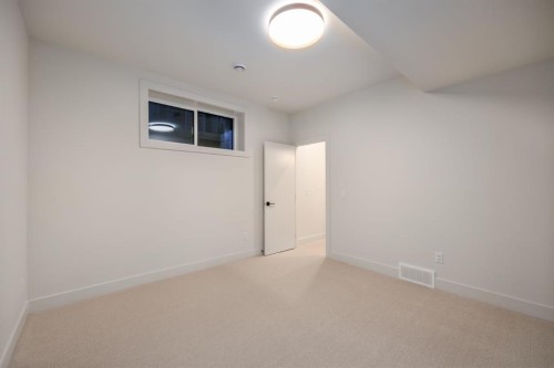 727 15 Street Nw, Calgary, AB - Indoor Photo Showing Other Room