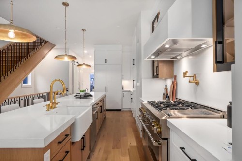 727 15 Street Nw, Calgary, AB - Indoor Photo Showing Kitchen With Upgraded Kitchen