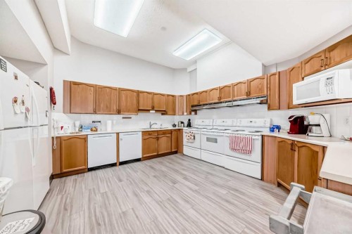 3202 Sienna Park Green Sw, Calgary, AB - Indoor Photo Showing Kitchen