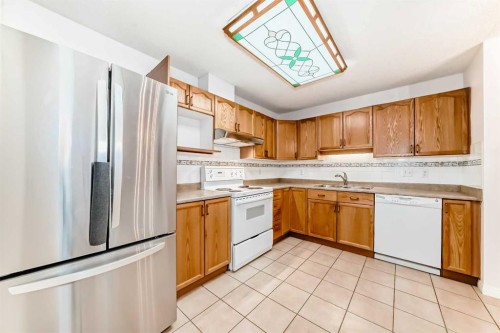 3202 Sienna Park Green Sw, Calgary, AB - Indoor Photo Showing Kitchen