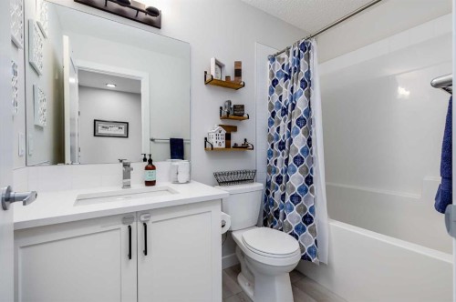 140 Tuscany Summit Square Nw, Calgary, AB - Indoor Photo Showing Bathroom