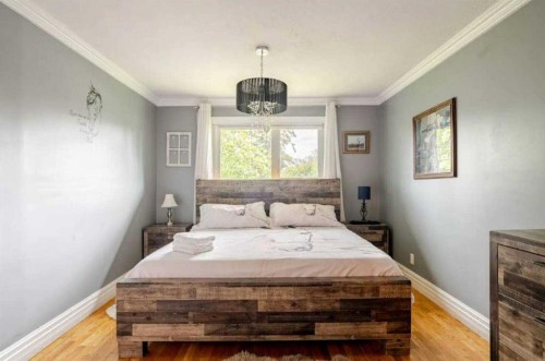 1509 38 Street Se, Calgary, AB - Indoor Photo Showing Bedroom