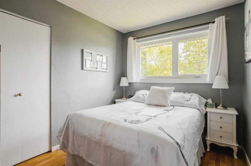 1509 38 Street Se, Calgary, AB - Indoor Photo Showing Bedroom