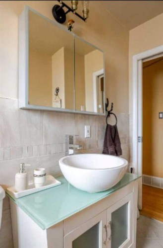 1509 38 Street Se, Calgary, AB - Indoor Photo Showing Bathroom