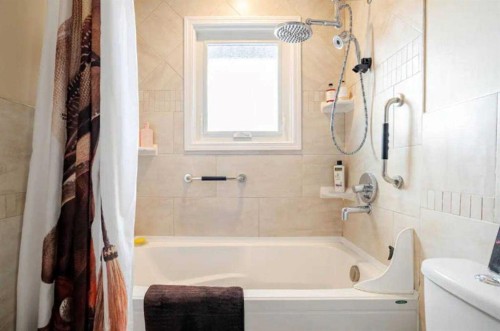 1509 38 Street Se, Calgary, AB - Indoor Photo Showing Bathroom
