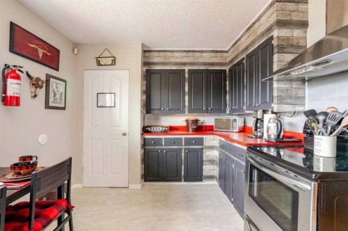 1509 38 Street Se, Calgary, AB - Indoor Photo Showing Kitchen