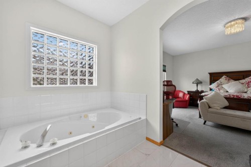 154 Sienna Ridge Landing Sw, Calgary, AB - Indoor Photo Showing Bathroom