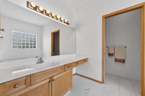 154 Sienna Ridge Landing Sw, Calgary, AB - Indoor Photo Showing Bathroom
