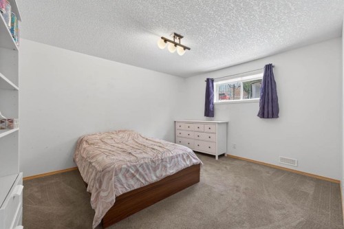 154 Sienna Ridge Landing Sw, Calgary, AB - Indoor Photo Showing Bedroom