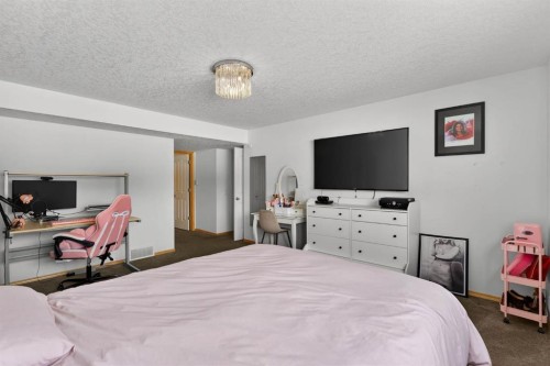 154 Sienna Ridge Landing Sw, Calgary, AB - Indoor Photo Showing Bedroom