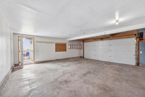 154 Sienna Ridge Landing Sw, Calgary, AB - Indoor Photo Showing Garage