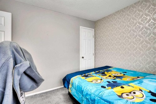 39 Douglasview Road Se, Calgary, AB - Indoor Photo Showing Bedroom