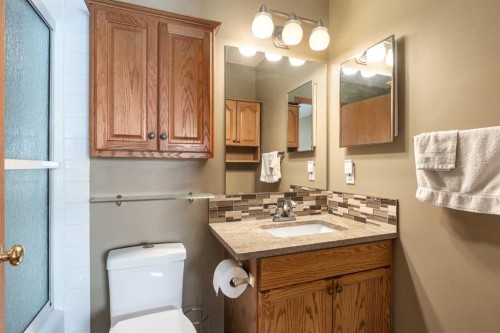 912 Riverside Drive Nw, High River, AB - Indoor Photo Showing Bathroom