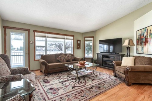 912 Riverside Drive Nw, High River, AB - Indoor Photo Showing Living Room