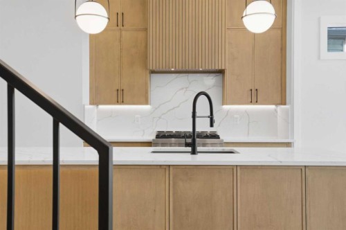 806 23 Avenue Se, Calgary, AB - Indoor Photo Showing Kitchen