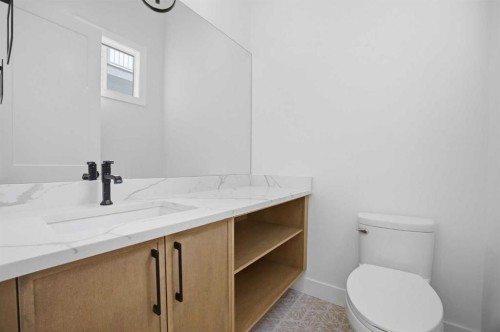 806 23 Avenue Se, Calgary, AB - Indoor Photo Showing Bathroom