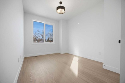 806 23 Avenue Se, Calgary, AB - Indoor Photo Showing Other Room