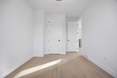 806 23 Avenue Se, Calgary, AB - Indoor Photo Showing Other Room