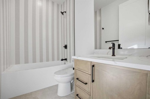 806 23 Avenue Se, Calgary, AB - Indoor Photo Showing Bathroom