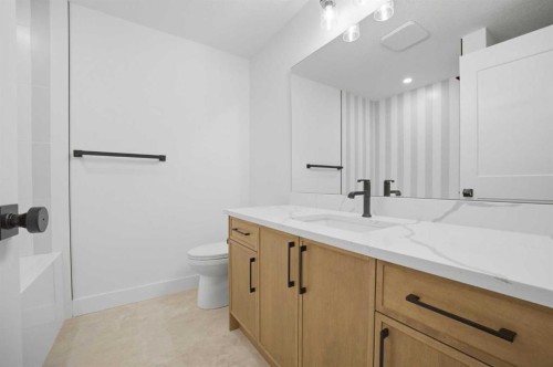 806 23 Avenue Se, Calgary, AB - Indoor Photo Showing Bathroom