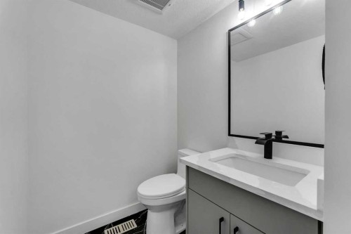 62 Deer Ridge Way Se, Calgary, AB - Indoor Photo Showing Bathroom