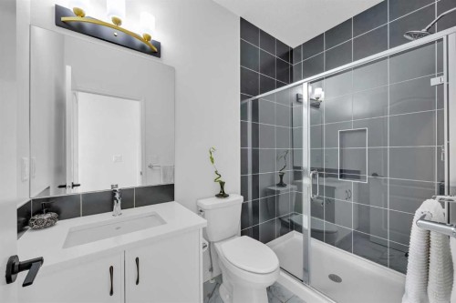 76 Edith Mews Nw, Calgary, AB - Indoor Photo Showing Bathroom