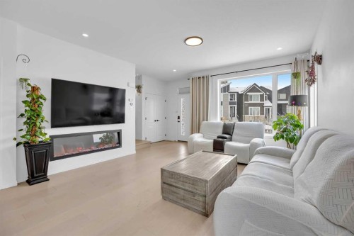 76 Edith Mews Nw, Calgary, AB - Indoor Photo Showing Living Room
