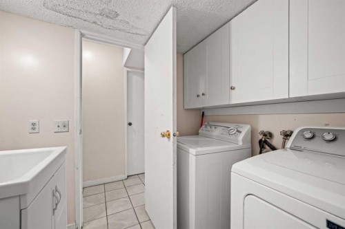 124 Berkley Way Nw, Calgary, AB - Indoor Photo Showing Laundry Room
