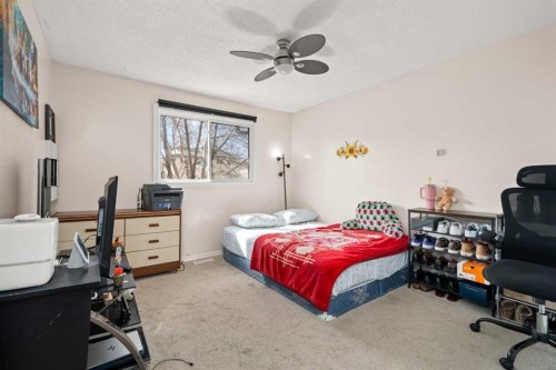 124 Berkley Way Nw, Calgary, AB - Indoor Photo Showing Bedroom