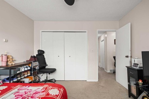 124 Berkley Way Nw, Calgary, AB - Indoor Photo Showing Bedroom