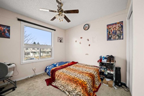 124 Berkley Way Nw, Calgary, AB - Indoor Photo Showing Bedroom